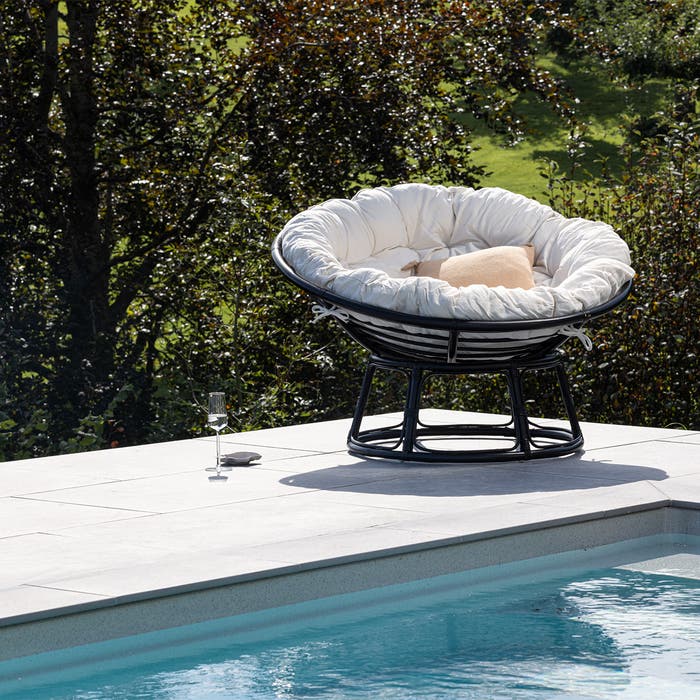 Camiel rotan loungestoel zwart - met wit zitkussen - ligstoel - buiten - relax - met kussen