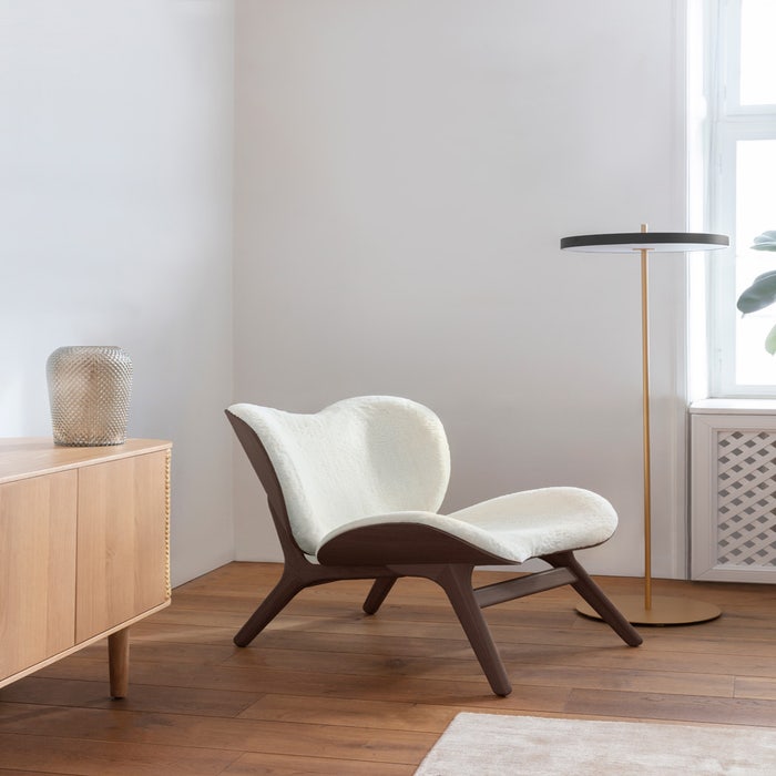 A Conversation Piece houten fauteuil donker eiken - Teddy White - design - fauteuil - stof - houten - lounge - scandinavisch - eiken - schapenvacht - wit