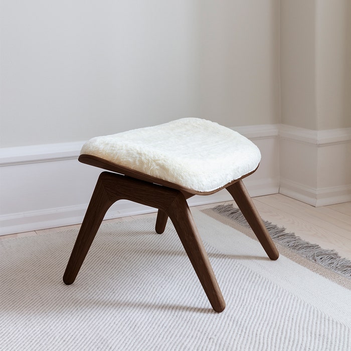 The Reader Ottoman houten voetenbank donker eiken - Teddy white - fauteuil - laag - design - binnen - schapenvacht