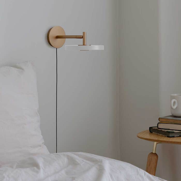 Asteria Wall Short wandlamp pearl white  - muurlamp - binnen - slaapkamer - goud - design - woonkamer - messing - dimbaar - verstelbaar