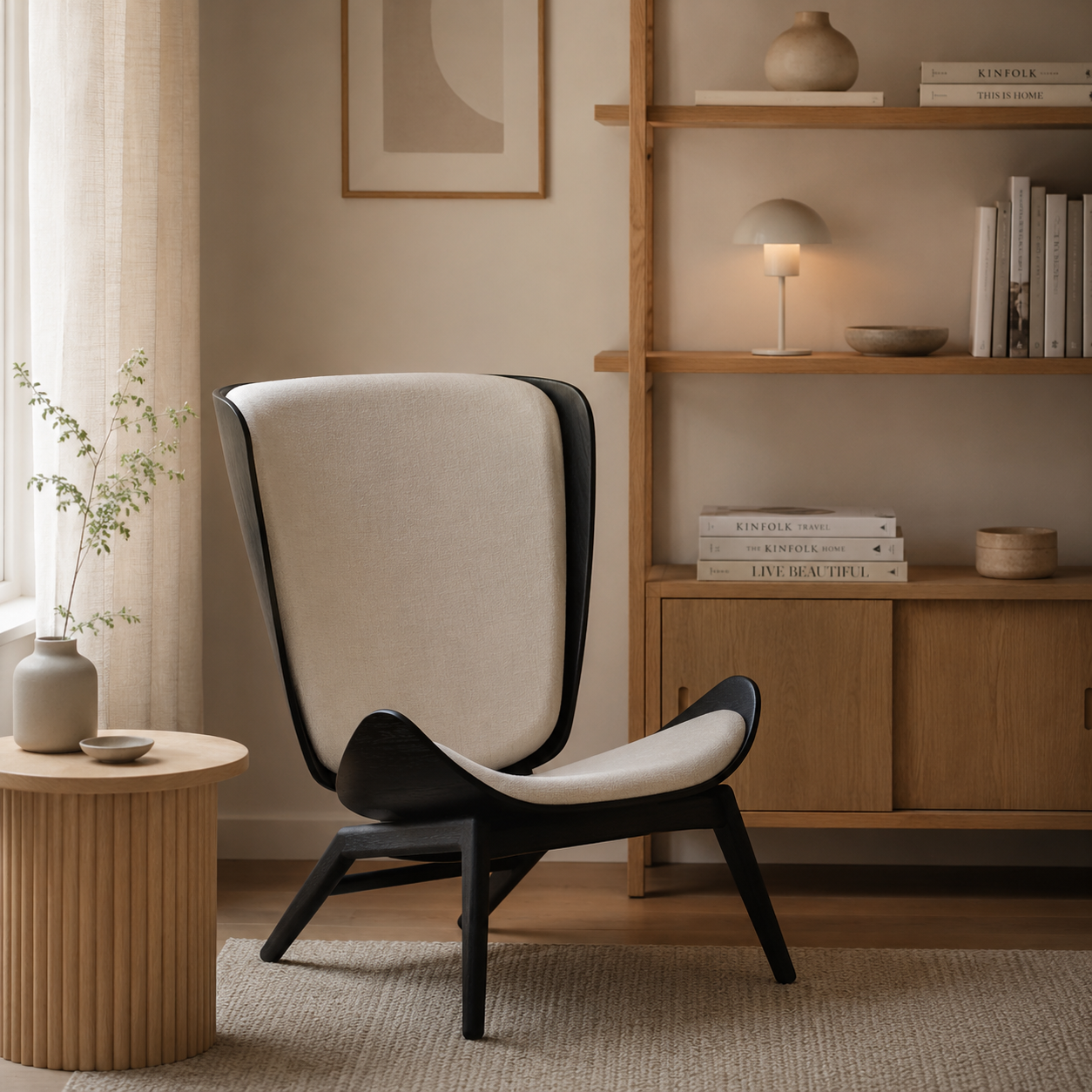 The Reader zwart houten fauteuil white sands 
