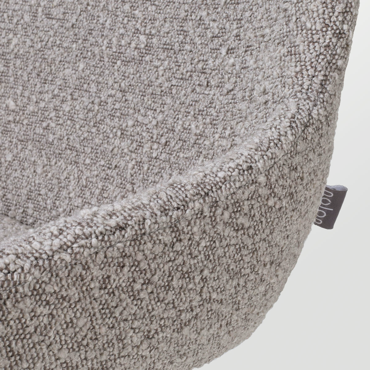 detail onderstel van Nola-Isa draaibare eetkamerstoel bouclé taupe - wit onderstel - set van 2