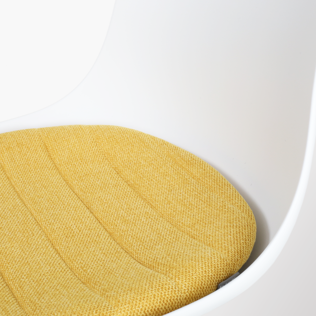 slanke draaibare eetkamerstoel wit met okergeel zitkussen - zwart onderstel