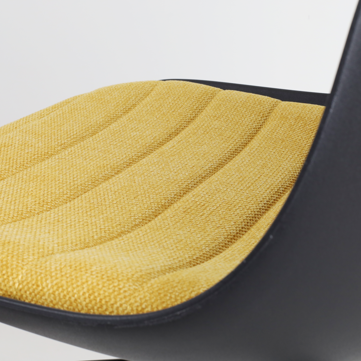 slanke draaibare eetkamerstoel zwart met okergeel zitkussen - zwart onderstel