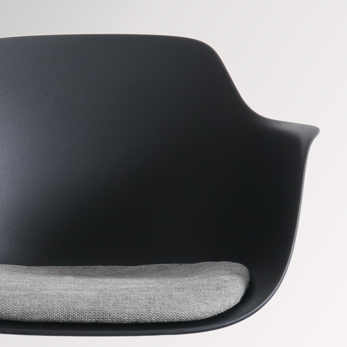 detail onderstel van Nola-Liz draaibare eetkamerstoel zwart met lichtgrijs zitkussen - zwart onderstel - set van 2