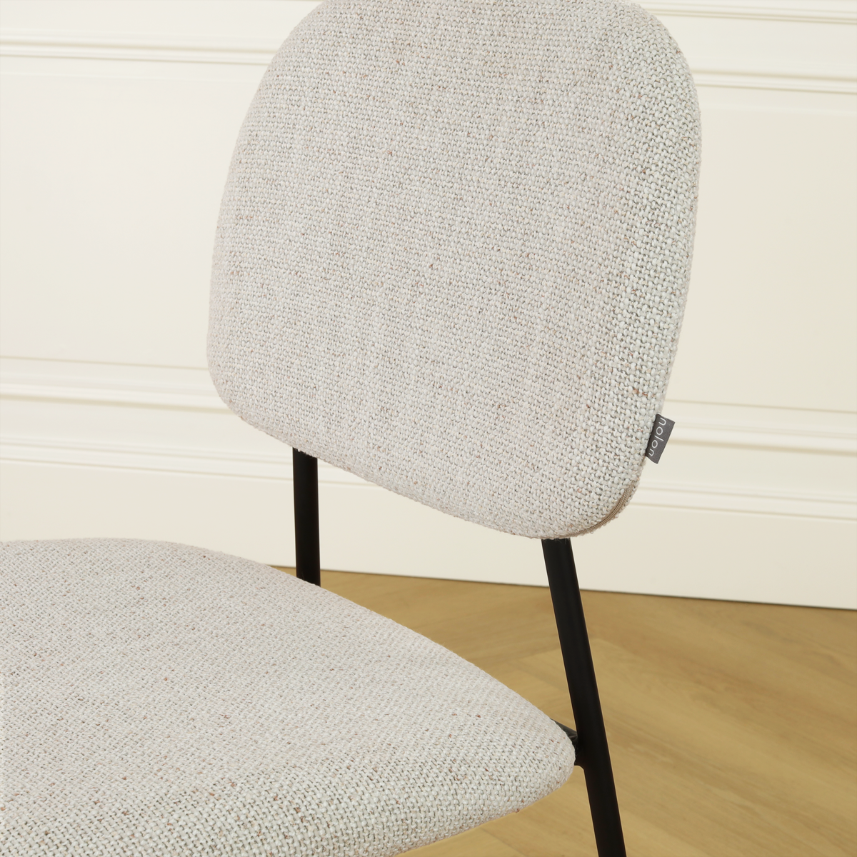 detail van de beige melange  barkruk  - zwart onderstel 65 cm - Jasmijn