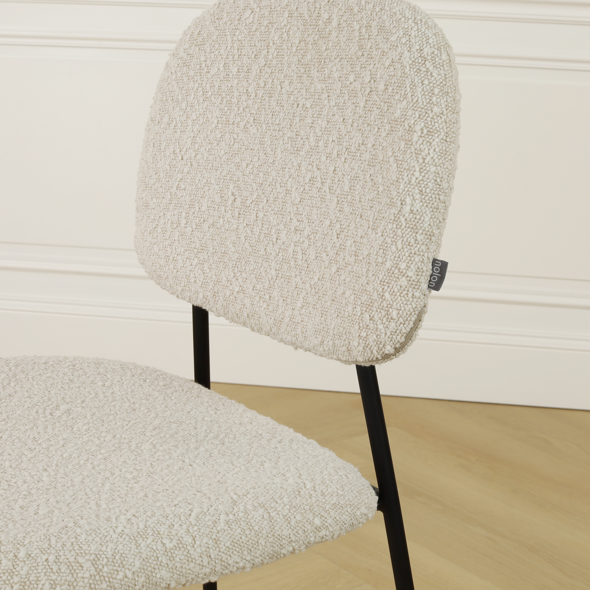 detail van de boucle beige  barkruk  - zwart onderstel 65 cm - Jasmijn