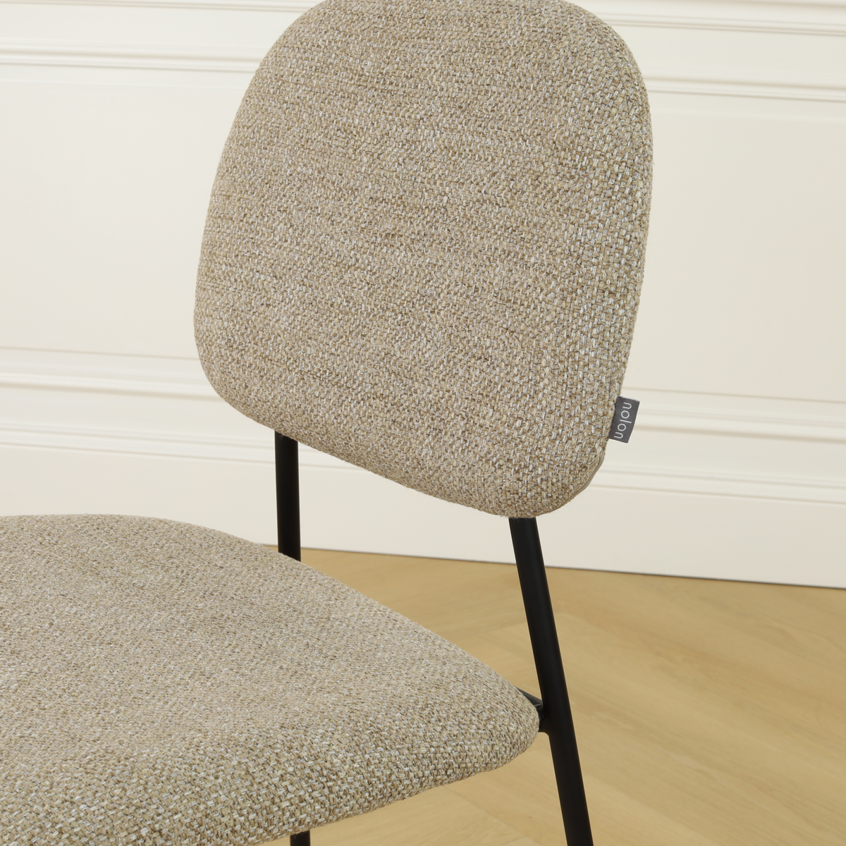 detail van de taupe melange  barkruk  - zwart onderstel 65 cm - Jasmijn