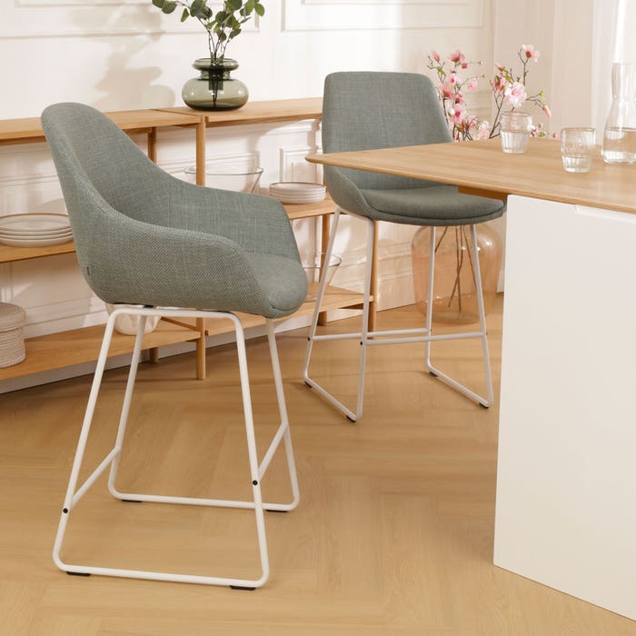 Nino-Mae barkruk groen - wit onderstel - 65 cm barstoel - rugleuning - armleuning - design - luxe - stof - zithoogte 65 cm - scandinavisch - comfortabele