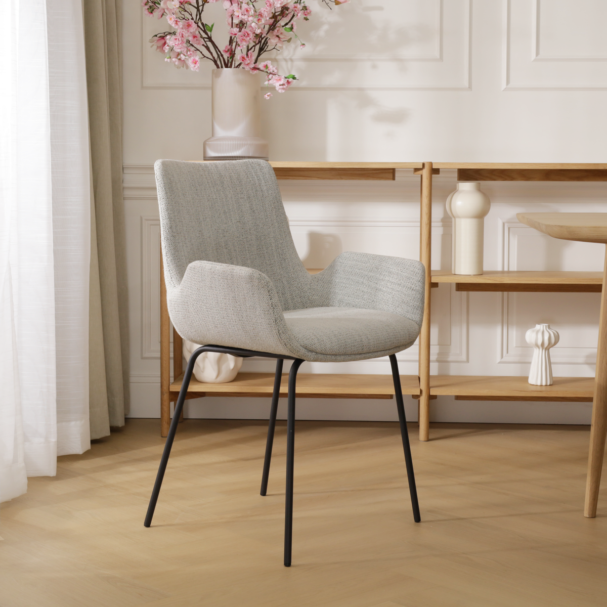 Nora-Eef eetkamerstoel beige gemêleerd - zwart onderstel met armleuning - stof - crème - comfortabele - stoer - gebroken wit