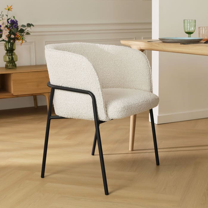 Josefien eetkamerstoel bouclé beige - zwart onderstel met armleuning - design - bruin - scandinavisch - luxe - stof - armstoel - crème - comfortabele