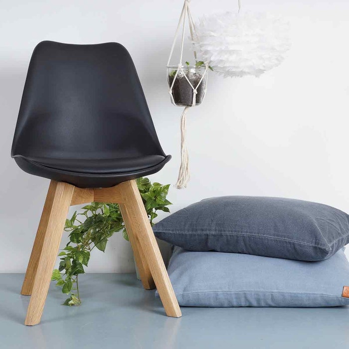 Madera eetkamerstoel zwart - houten onderstel - kuipstoel - eettafelstoel - scandinavisch - modern - kunststof - houten poten - kunstleer