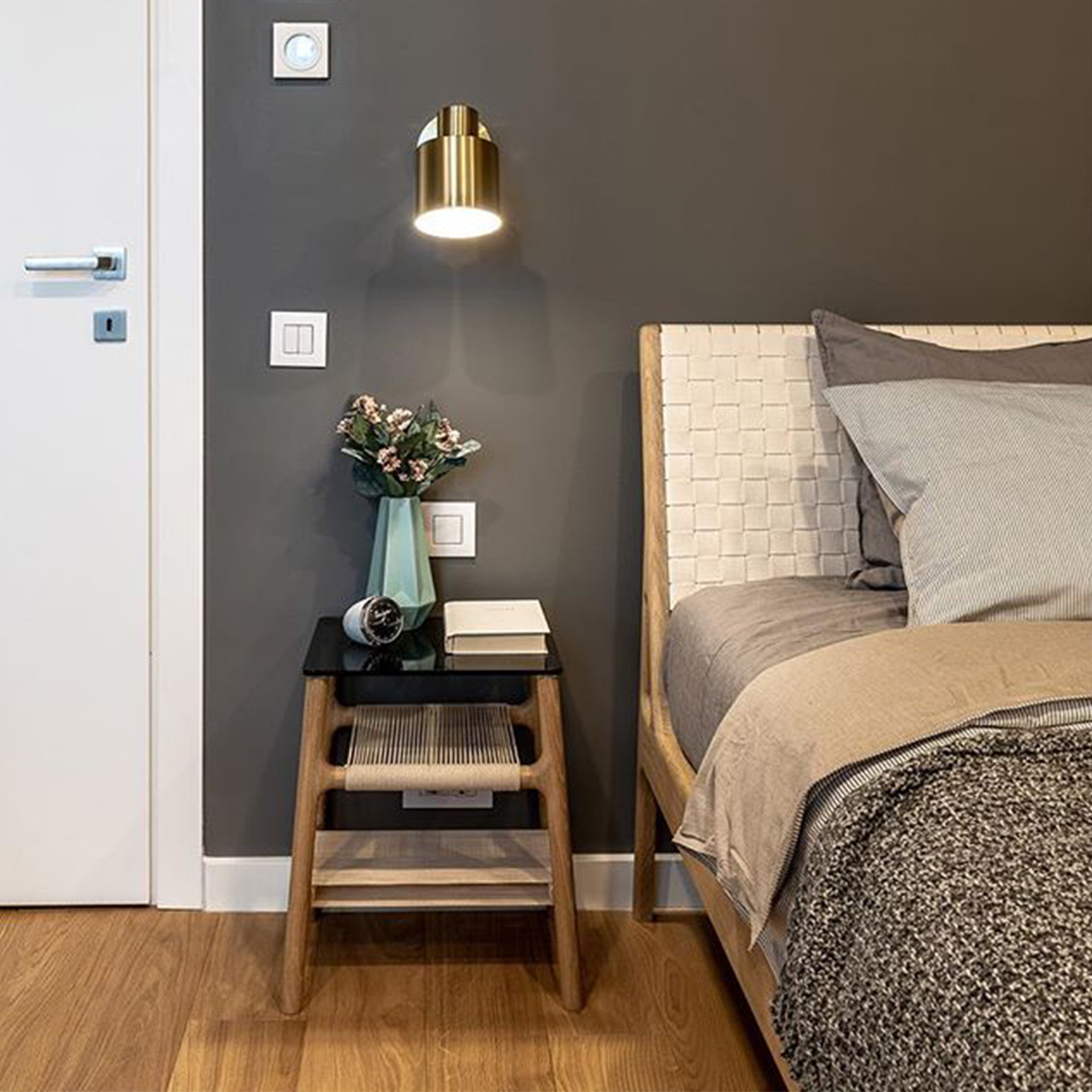 Fawn side table houten bijzettafel whitewash - met glazen tafelblad petrol - 42 x 34 cm - bijzettafeltje - design - eiken - klein - nachtkastje - scandinavisch - slaapkamer - woonkamer