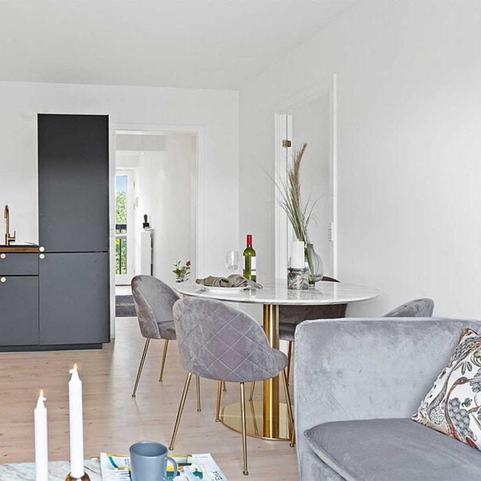 Aniek eetkamerstoel velvet grijs - gouden onderstel - eettafelstoel - stof - luxe - fluweel - modern - comfortabele