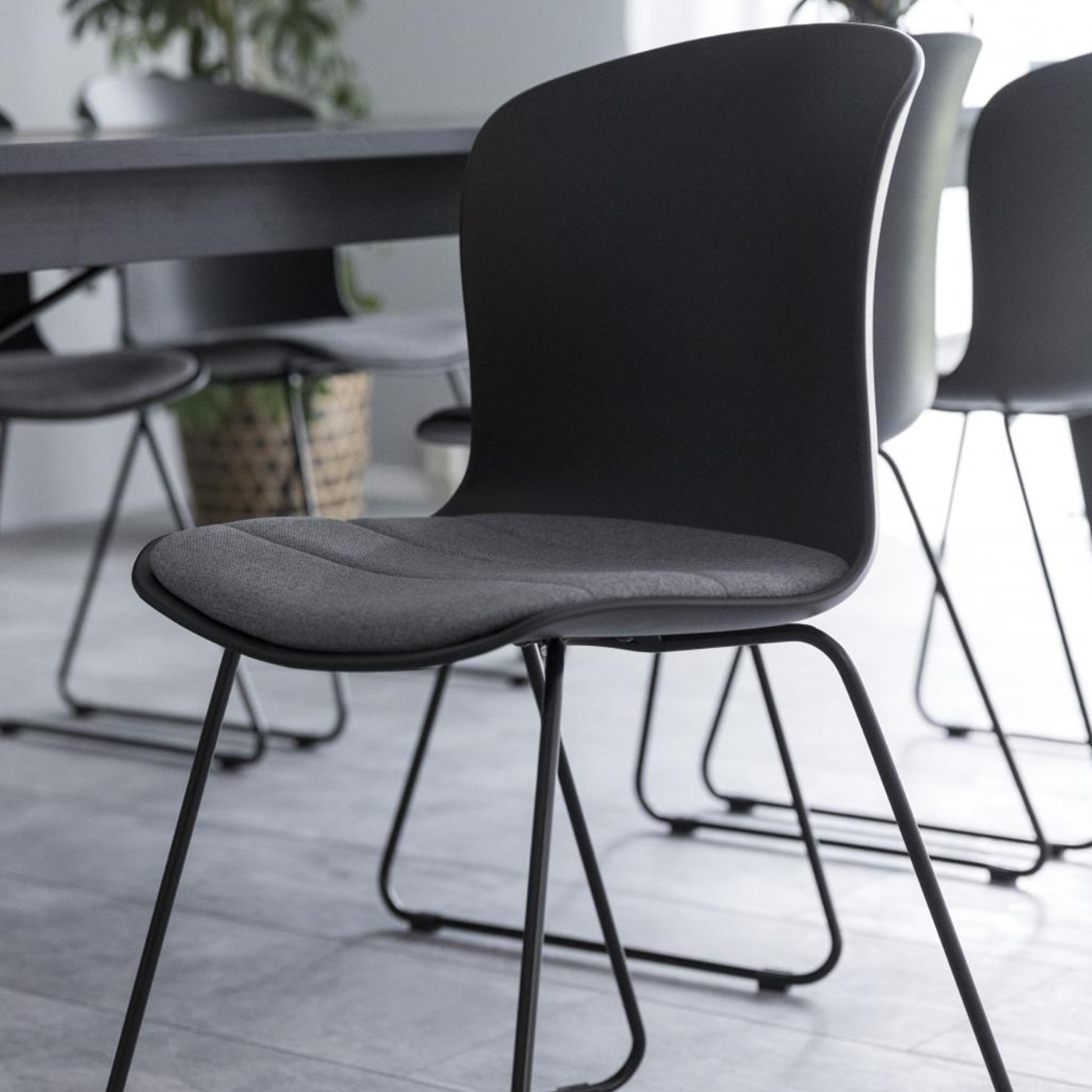 Vivian eetkamerstoel zwart - zwart onderstel - kuipstoel