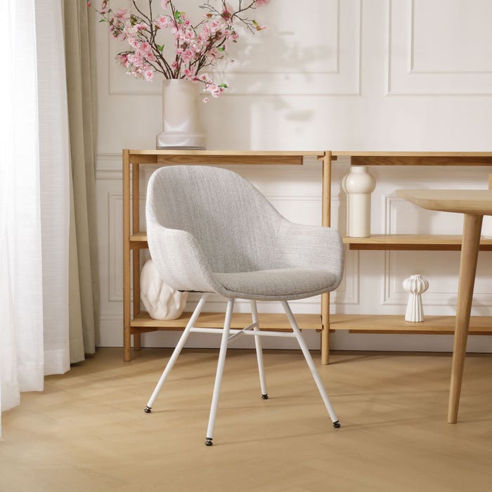 Noa-Mae eetkamerstoel beige gemêleerd - wit onderstel met armleuning - stof - scandinavisch - armstoel - witte poten - japandi