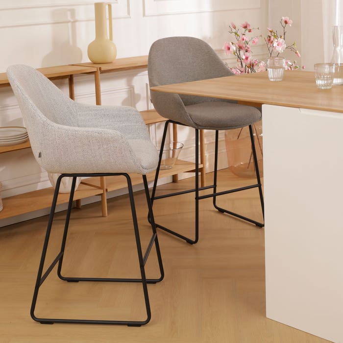 Nino-Mae barkruk beige gemêleerd - zwart onderstel - 65 cm barstoel - rugleuning - armleuning - design - luxe - stof - zithoogte 65 cm - scandinavisch - comfortabele