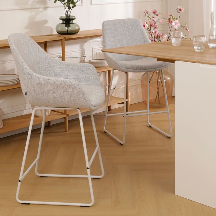 Nino-Mae barkruk beige gemêleerd - wit onderstel - 65 cm barstoel - rugleuning - armleuning - design - luxe - stof - zithoogte 65 cm - scandinavisch - comfortabele