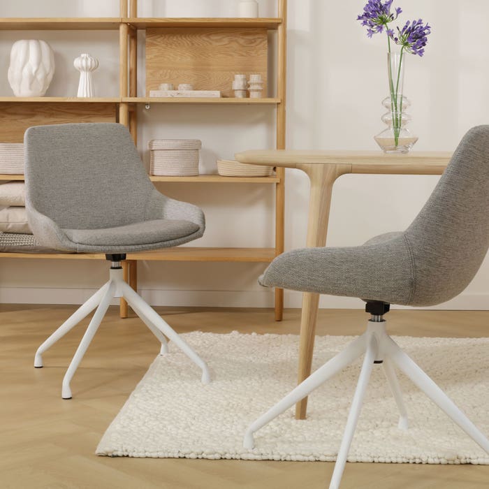 Nola-Isa draaibare eetkamerstoel warm grijs - wit onderstel draaibaar - design - stof - scandinavisch - luxe