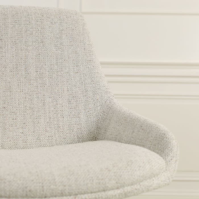 detail zitting van Nena-Isa eetkamerstoel beige gemêleerd - walnoot houten onderstel