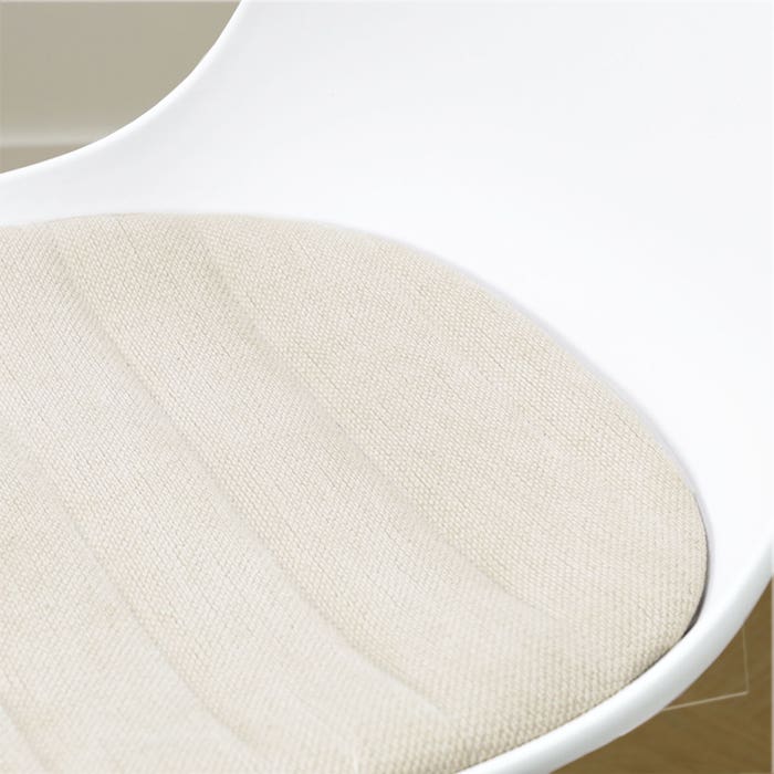 detail van de licht beige zitkussen - wit onderstel  - wit nout-liv