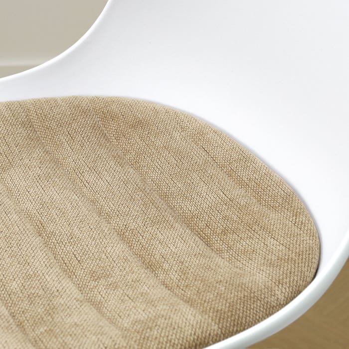 detail van de taupe zitkussen - zwart onderstel  - wit noa-liv