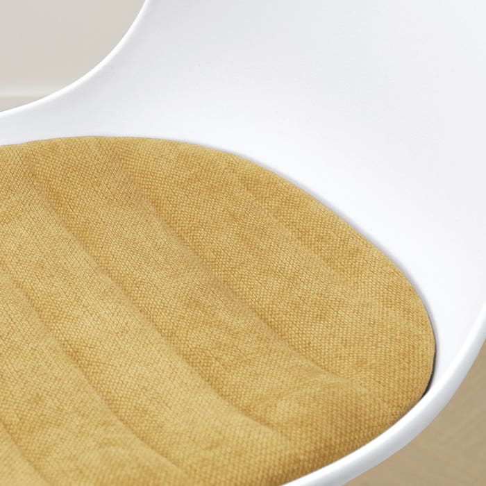 detail van de  warm oker zitkussen kunststof wit wit onderstel  - nora-liv