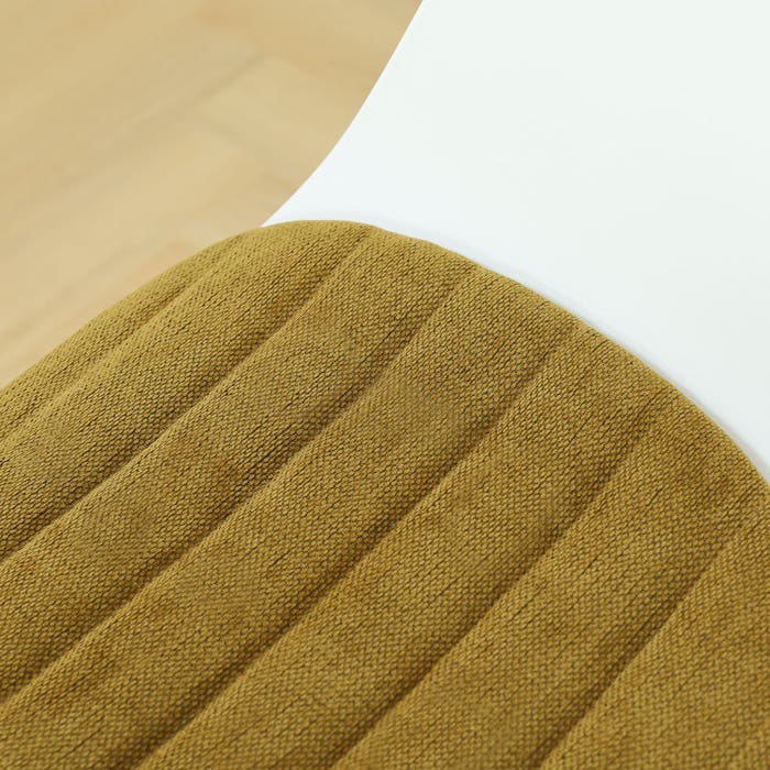 detail van de warm groen zitkussen - zwart onderstel  - wit nout-liz