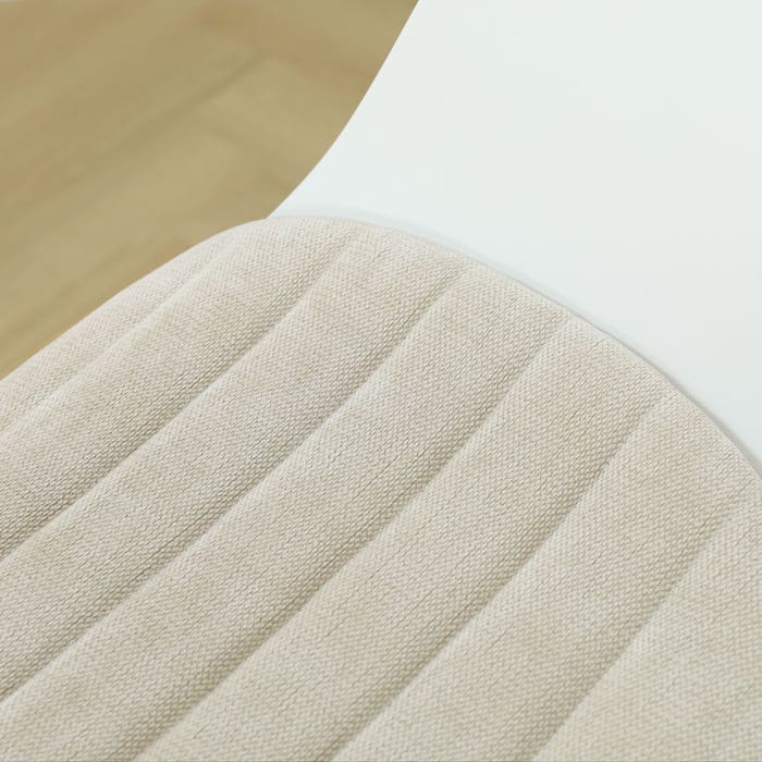 detail van de licht beige zitkussen - wit onderstel  - wit nout-liz