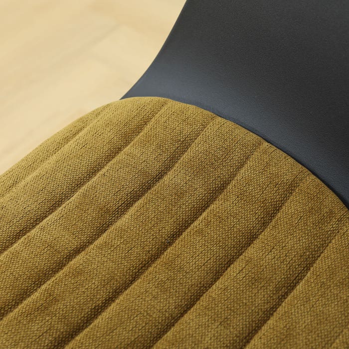 detail van de warm groen zitkussen - zwart onderstel  - zwart noa-liz