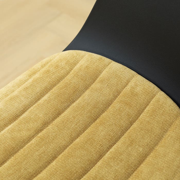 detail van de  warm oker zitkussen kunststof zwart wit onderstel  - nola-liz