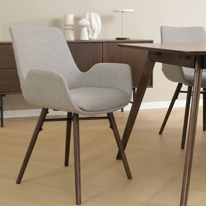 Nena-Eef eetkamerstoel warm grijs - walnoot houten onderstel met armleuning - design - scandinavisch - stof - luxe - modern - naturel houten poten - walnoot