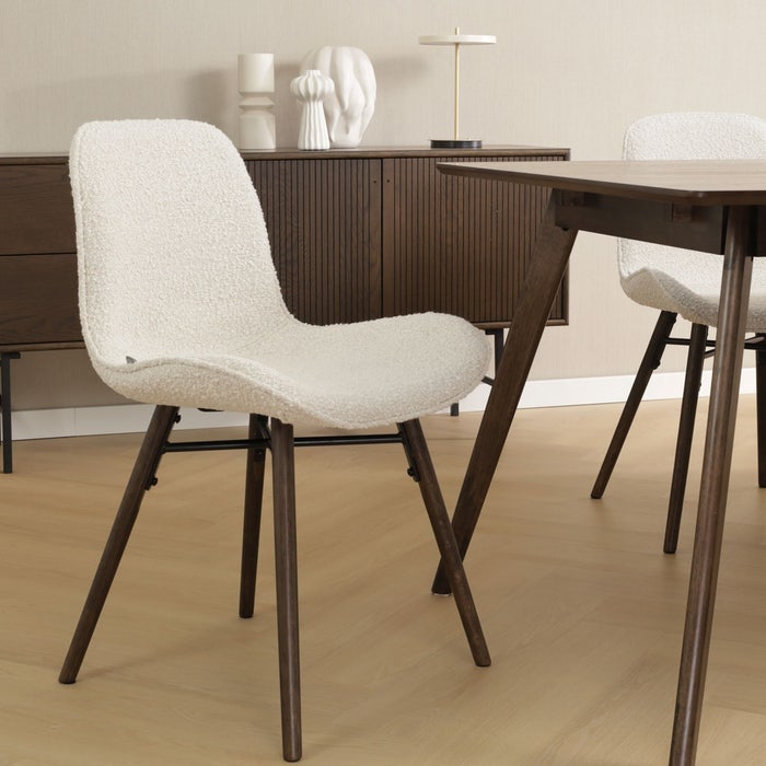 Nena-Fé eetkamerstoel bouclé beige - walnoot houten onderstel beige - eettafelstoel - stof - scandinavisch - bouclé - crème - naturel houten poten - comfortabele - walnoot - donkerbruin