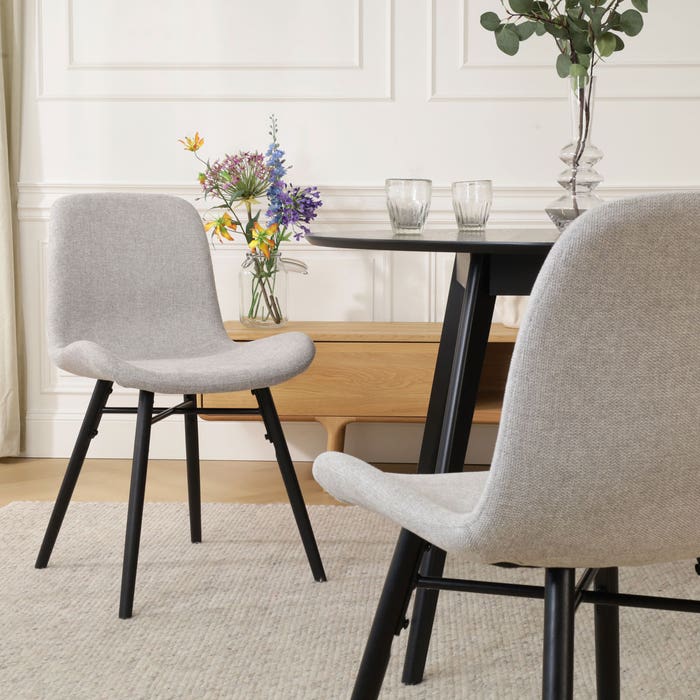 Nena-Fé eetkamerstoel lichtgrijs - zwart houten onderstel grijs - eettafelstoel - stof - scandinavisch - naturel houten poten - zwarte poten -  klassiek - modern