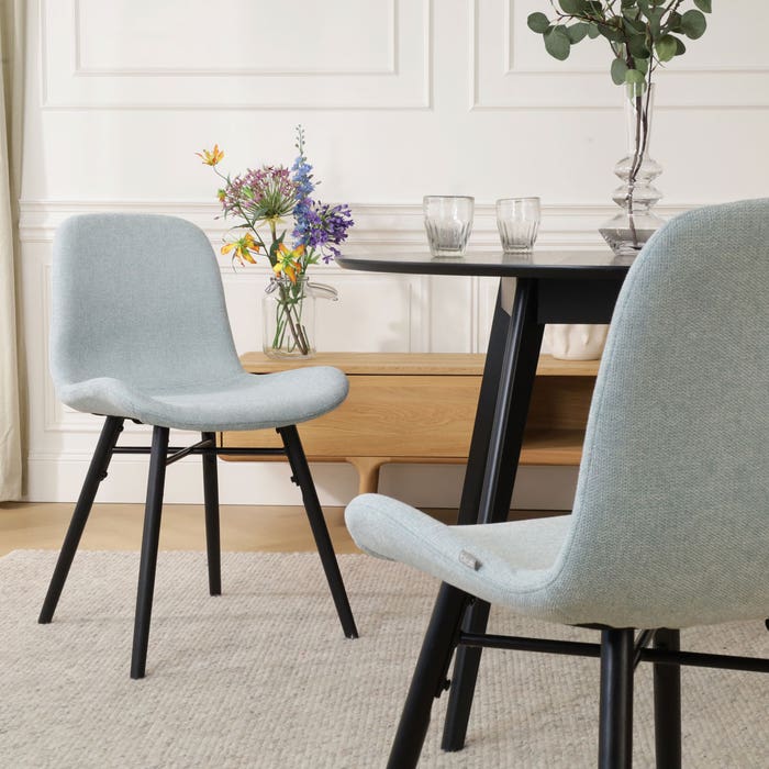 Nena-Fé eetkamerstoel lichtblauw - zwart houten onderstel - blauw - eettafelstoel - stof - scandinavisch - houten poten - zwarte poten