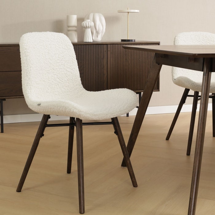 Nena-Fé eetkamerstoel teddy gebroken wit - walnoot houten onderstel - set van 2 stof - scandinavisch - crème - naturel houten poten - stoel met teddy stof - walnoot - schapenvacht - gebroken wit - set van 2