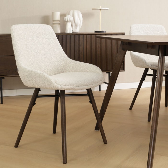Nena-Isa eetkamerstoel bouclé beige - walnoot houten onderstel - set van 2 design - bruin - scandinavisch - stof - luxe - modern - naturel houten poten - walnoot - set van 2