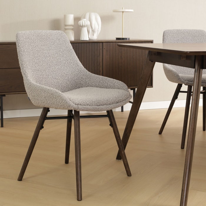 Nena-Isa eetkamerstoel bouclé taupe - walnoot houten onderstel - set van 2 design - scandinavisch - stof - luxe - modern - naturel houten poten - walnoot - bruingrijs - set van 2