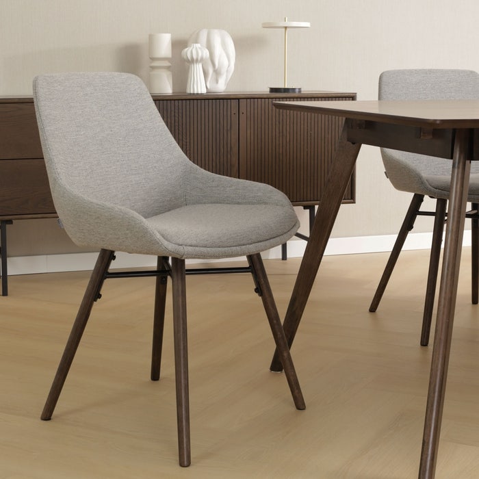Nena-Isa eetkamerstoel warm grijs - walnoot houten onderstel design - scandinavisch - luxe - stof - modern - naturel houten poten - walnoot