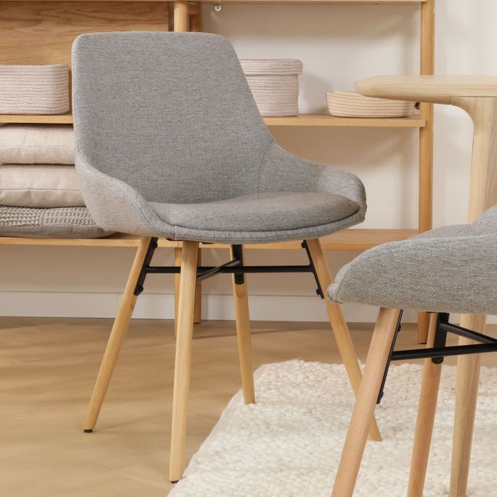 Nena-Isa eetkamerstoel warm grijs - houten onderstel design - scandinavisch - luxe - stof - modern - naturel houten poten