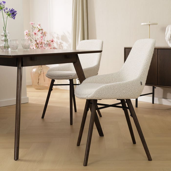 luxe eetkamerstoel bouclé beige - walnoot houten onderstel Nena-Isa 