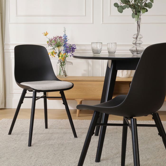 Nena-Liv eetkamerstoel zwart met beige zitkussen - zwart houten onderstel eetkamerstoel - scandinavisch - modern - kunststof - crème - naturel houten poten - zwarte poten - met stoelkussen