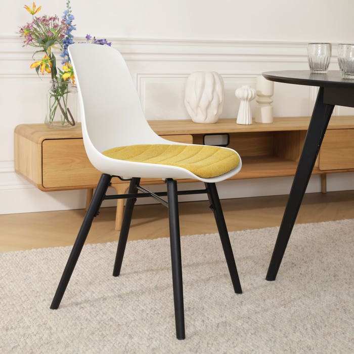 Nena-Liv eetkamerstoel wit met okergeel zitkussen - zwart houten onderstel eetkamerstoel - scandinavisch - modern - kunststof - naturel houten poten - zwarte poten - geel - met stoelkussen