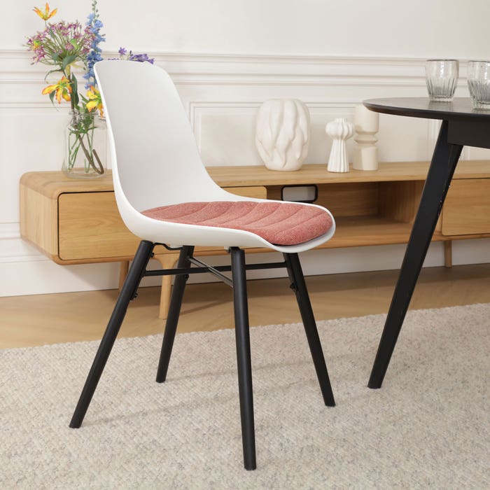 Nena-Liv eetkamerstoel wit met terracotta rood zitkussen - zwart houten onderstel - kuipstoel - scandinavisch - modern - kunststof - houten poten - zwarte poten - terracotta - met stoelkussen