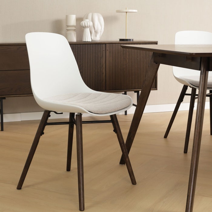 Nena-Liv eetkamerstoel wit met beige zitkussen - walnoot houten onderstel eetkamerstoel - scandinavisch - kunststof - naturel houten poten - walnoot - lichtbruin