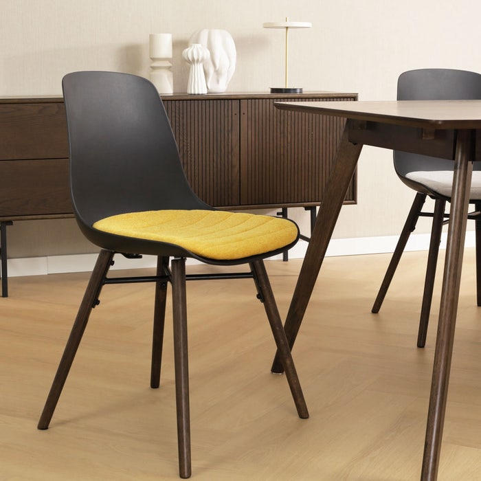Nena-Liv eetkamerstoel zwart met okergeel zitkussen - walnoot houten onderstel eetkamerstoel - scandinavisch - kunststof - naturel houten poten - walnoot