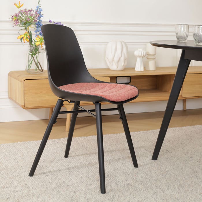 Nena-Liv eetkamerstoel zwart met terracotta rood zitkussen - zwart houten onderstel - kuipstoel - scandinavisch - modern - kunststof - houten poten - zwarte poten - terracotta - met stoelkussen