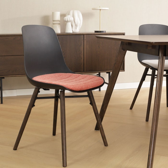 Nena-Liv eetkamerstoel zwart met terracotta rood zitkussen - walnoot houten onderstel - kuipstoel - scandinavisch - kunststof - houten poten - walnoot