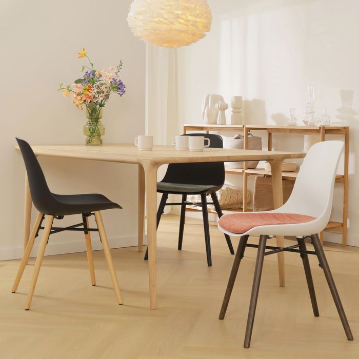 scandinavische eetkamerstoel zwart met beige zitkussen - houten onderstel Nena-Liv 