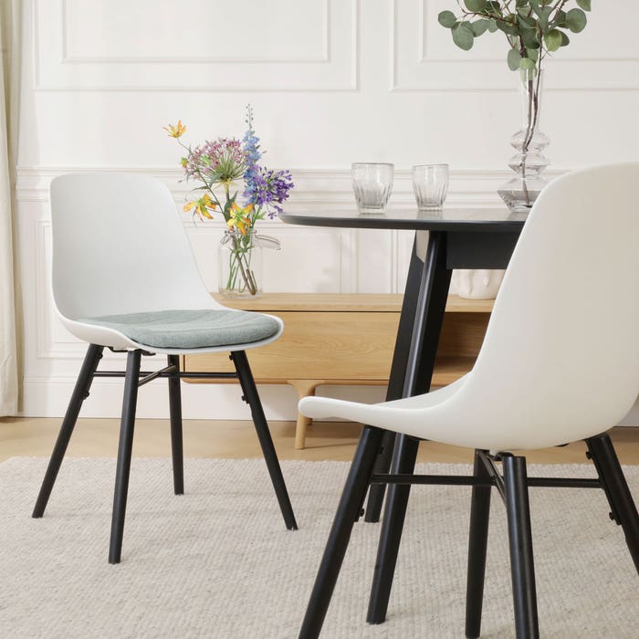 Nena-Liv eetkamerstoel wit met zacht groen zitkussen - zwart houten onderstel eetkamerstoel - scandinavisch - modern - kunststof - naturel houten poten - zwarte poten - lichtgroen - met stoelkussen
